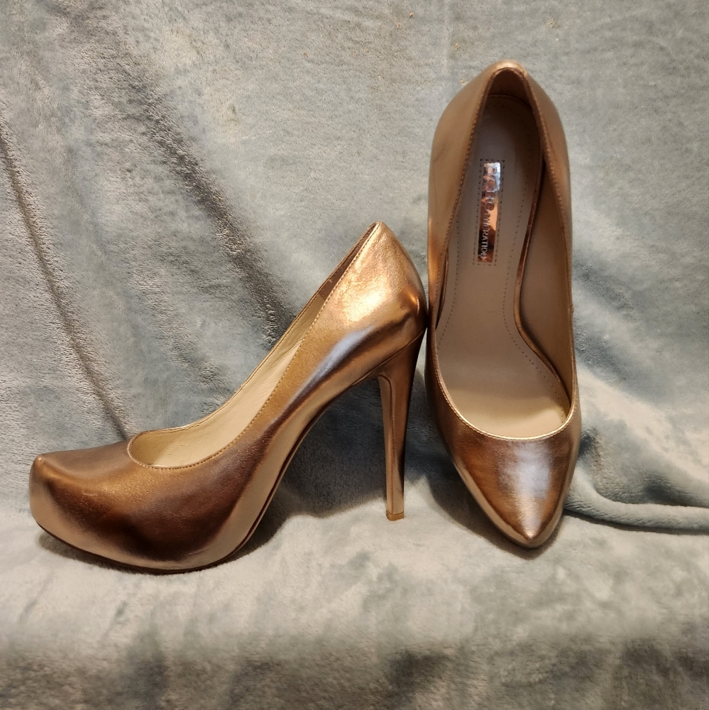 Gold Pumps NWOT